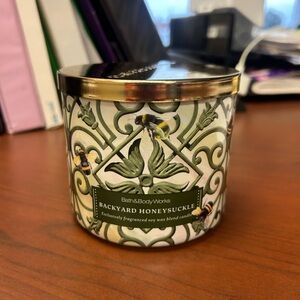 NWOT Bath & Body Works Backyard Honeysuckle Candle - Green and White